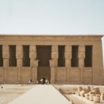 dendera tempel: säulenhalle im hathor-tempel mit deckenreliefs in dandarah