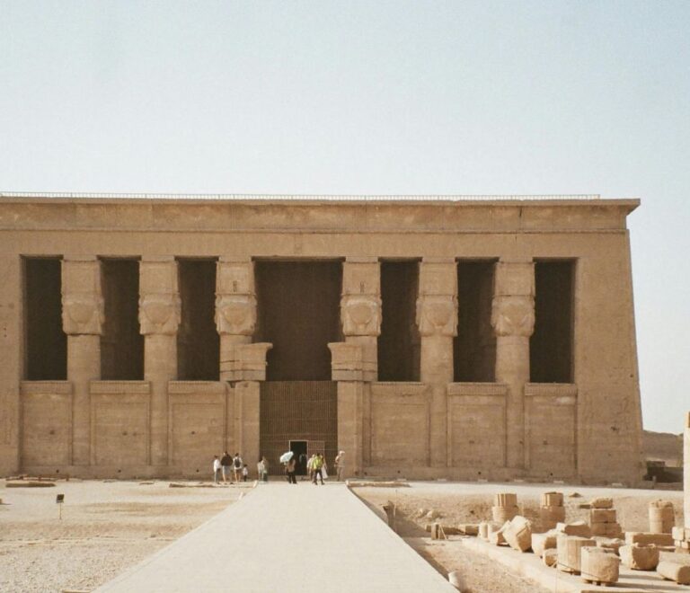 dendera tempel: säulenhalle im hathor-tempel mit deckenreliefs in dandarah