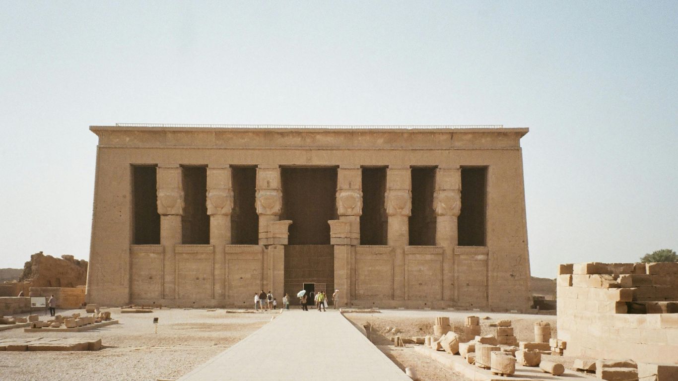 dendera tempel: säulenhalle im hathor-tempel mit deckenreliefs in dandarah