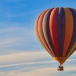 luxor heißluftballon bei sonnenaufgang über dem westufer von luxor