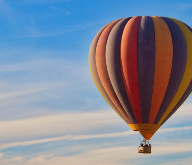 luxor heißluftballon bei sonnenaufgang über dem westufer von luxor