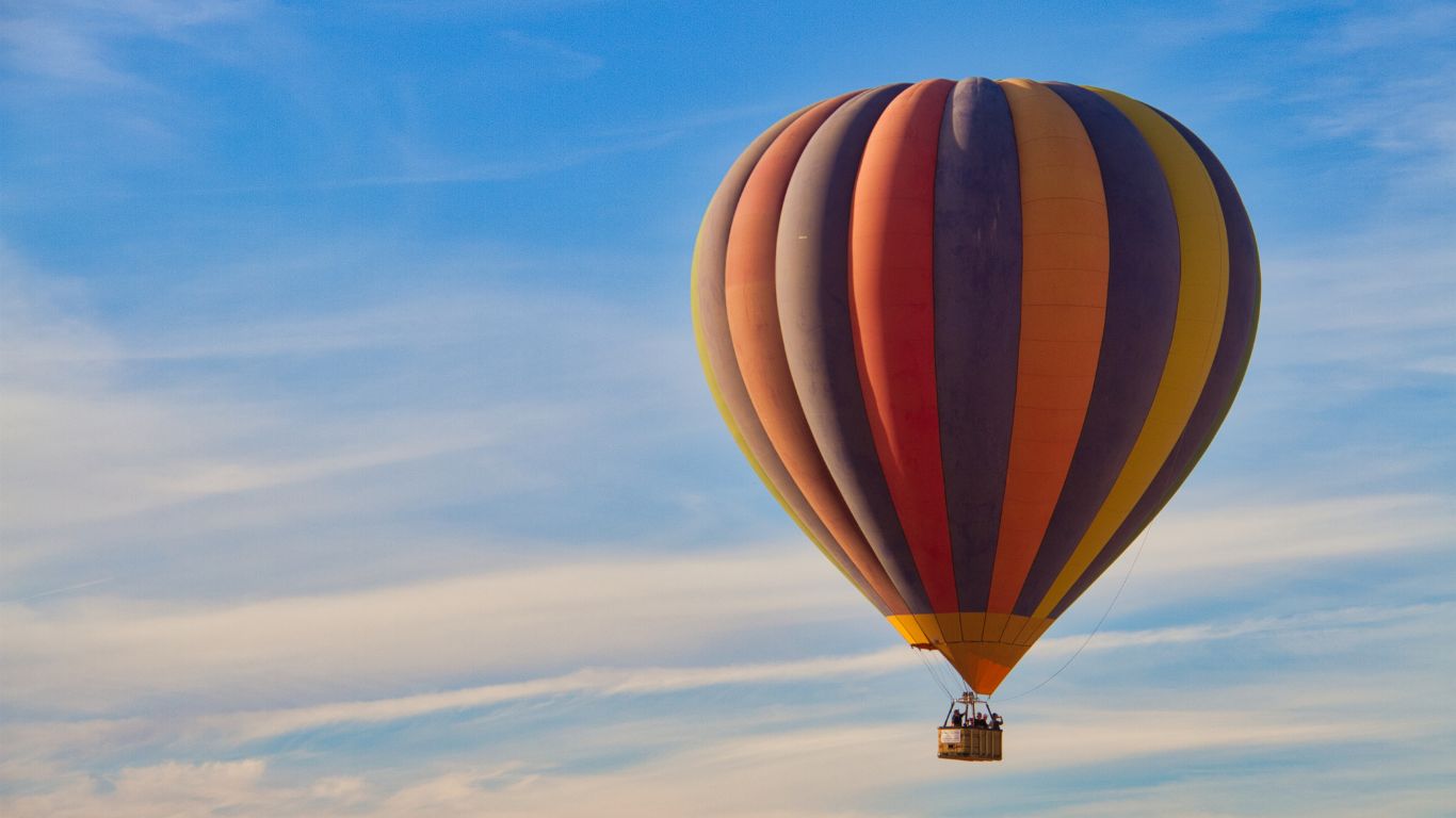luxor heißluftballon bei sonnenaufgang über dem westufer von luxor