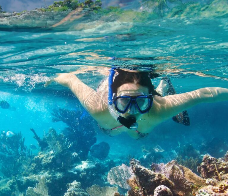 Schnorcheln in Hurghada mit klarem Wasser, Inseln und bunten Riffen