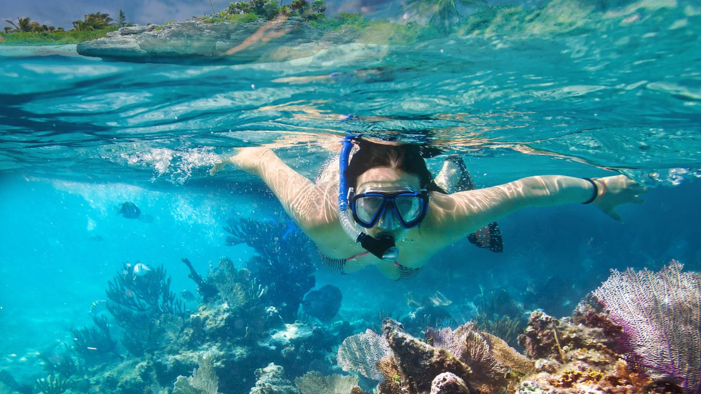 Schnorcheln in Hurghada mit klarem Wasser, Inseln und bunten Riffen